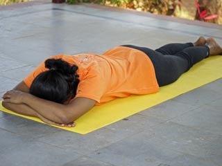 मकरासन करने से दूर होता है कमर का दर्द 