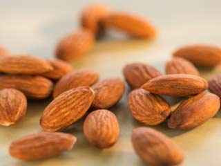 कैंसर से बचना है तो खायें बादाम