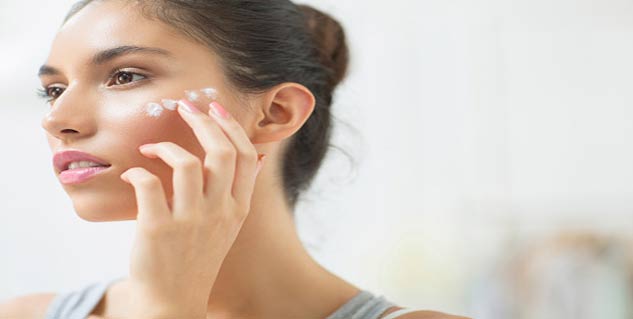 क्रीम लगाती महिला woman applying cream in hindi