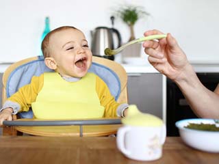 How to introduce solid food safely to your baby