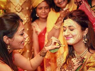 शादी से पहले दूल्हा और दुल्हन को क्यों लगाई जाती है हल्दी? जानें