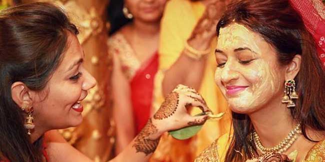 शादी से पहले दूल्हा और दुल्हन को क्यों लगाई जाती है हल्दी? जानें
