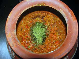 मिट्टी की हांडी में खाना पकाना प्रेशर कुकर से बेहतर, जानें कैसे 