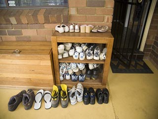 जूते-चप्पल उतारें घर के बाहर, बीमारियां कभी नहीं आएंगी अंदर!