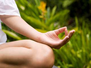 इन योगासनों की मदद से आंखें बनेंगी सुंदर और तेज़