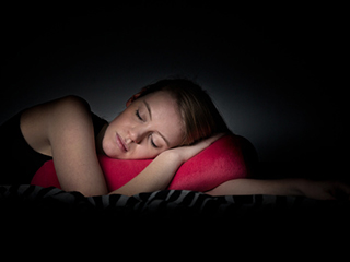 ये होते है अंधेरे में सोने के फायदे, जानकर चौंक जाएंगे आप