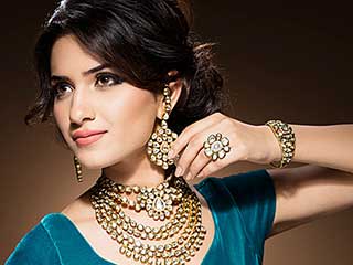 ईयररिंग ने बिगाड़ दी आपके कान की सेहत? इन टिप्स से बचें