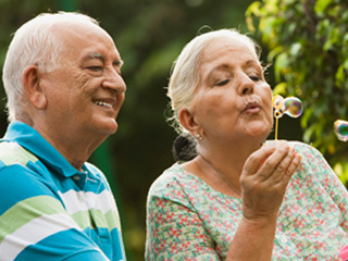 जवां लोगों से ज्यादा खुश होते हैं बुजुर्ग! जानें वजह