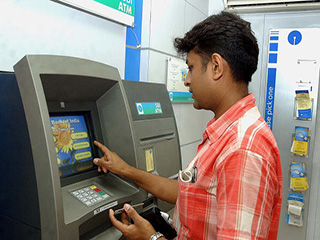 ATM की लाइन में लगने से पहले जरूर बरते यें 5 सावधानियां