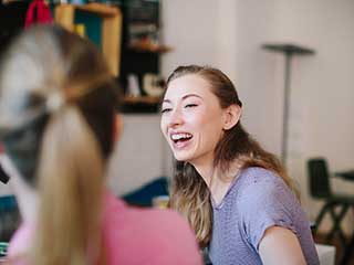 आपको अच्छा नहीं, झूठा बनाता है दूसरों को खुश करना!