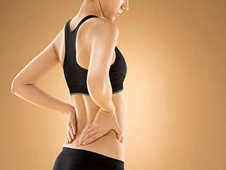 कमर दर्द दूर भगाने के लिए आजमाएं ये घरेलू नुस्खे