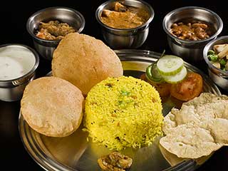 खाने से पहले उसके चारों तरफ क्यों छिड़कते हैं पानी, जानिए