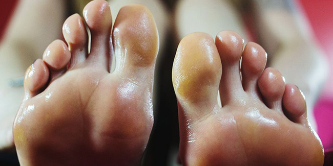 सीने नहीं पैरों में विक्स लगाने से जल्द ठीक होती है सर्दी? जानें सच