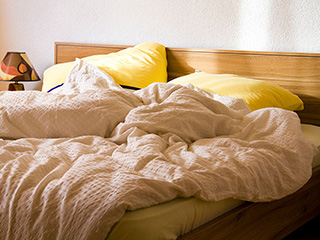 सोकर उठते ही ठीक करते हैं बिस्तर? तो ले रहे हैं ये रिस्क 