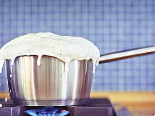 सावधान: तीसरी बार दूध उबालने से हो सकता है ये खतरा!