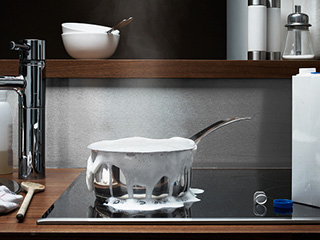 दूध को उबलने से बचाने के टिप्स 