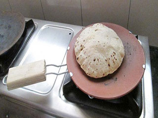 मिट्टी के तवे में बनी रोटी खाने से नहीं होती है गैस की समस्या