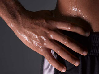 ज्यादा पसीना निकलना इन बीमारियों का है संकेत