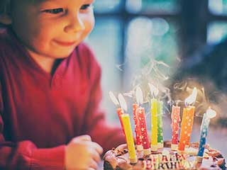 बर्थडे केक पर लगे कैंडल को फूंक मारना कितना खतरनाक है, जानें