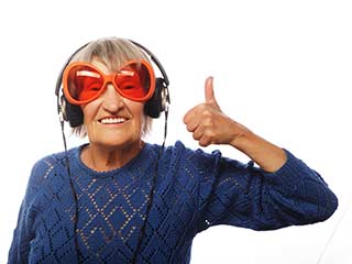 बुजुर्ग रहेंगे खुश, अगर सुनेंगे अपनी पसंद का म्यूजिक