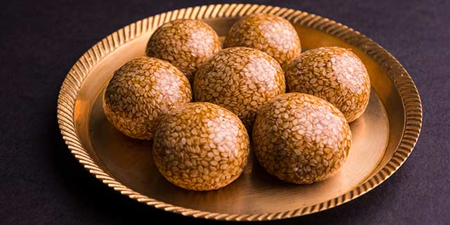 मकर संक्रांति: 15 मिनट में घर पर ऐसे बनाएं तिल-गुड़ के लड्डू
