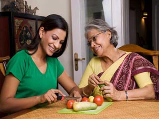 सास के साथ लड़ाई का कारण बनती है बहू की ये 4 आदतें, आज ही बदलें इन्हें 
