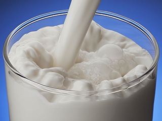 दूध पीना है सेहत के लिए फायदेमंद, लेकिन क्या इसे पीने का भी होता है सही और गलत टाइम?