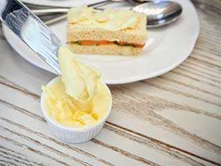 विटामिन्स अब्ज़ॉर्ब करने में सहायक है मक्खन, ये हैं 6 फायदे और 5 नुकसान