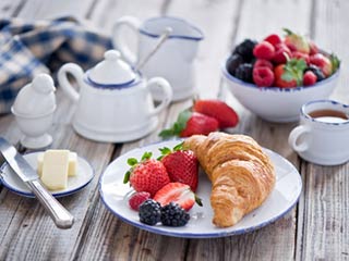 Why is it important to have a healthy breakfast during monsoon