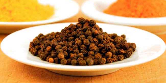 हल्‍दी और काली मिर्च के साथ खाने के हैं ये जबरदस्‍त फायदे! 