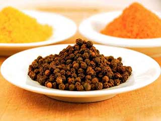 हल्‍दी और काली मिर्च के साथ खाने के हैं ये जबरदस्‍त फायदे! 