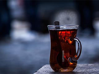 त्वचा का निखार लाए काली चाय, लेकिन इसे इस तरह ही करें इस्तेमाल