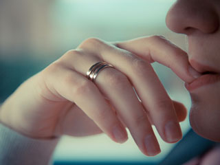 नाखुनों का बदल रहा है रंग, तो हो जाएं सावधान...