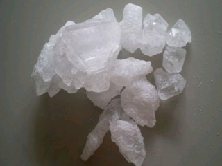 फिटकरी का ऐसा प्रयोग दूर करेगा घर के सारे दुख और कलेश!