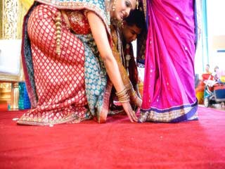 पैर छूने से आर्शीवाद ही नहीं मिलता, बीमारियां भी होती हैं खत्म