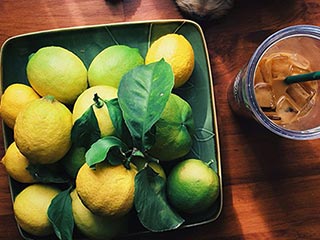 जोड़ों का दर्द चुटकियों में दूर करने के लिए इस्तेमाल करें नींबू का छिलका