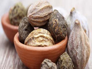 कब्ज से राहत पाएं, त्रिफला खाएं