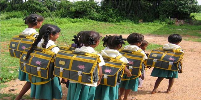'बच्‍चों की पीठ में भारी बस्‍ते नहीं,  हाथों में ट्रॉली दें'