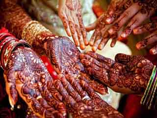 भद्दे लग रहे हैं अब हाथों में मेहंदी के डिजाइन? तो इन 3 टिप्स को करें ट्राई 