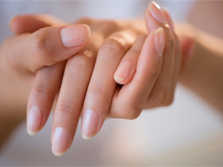 सर्दियों में अपनाएं सिर्फ ये 3 तरीके, हाथ रहेंगे मुलायम और चमकदार