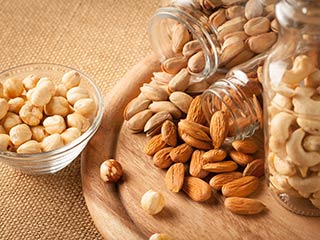 रोजाना खाएं ये 5 नट्स, 10 दिन में घटेगा 5kg वजन 