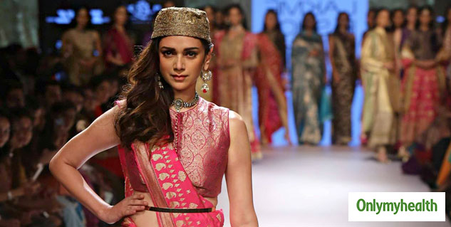 Inside_cape and belt sari