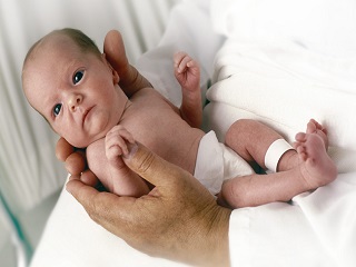 कम है आपके नवजात शिशु का वजन, तो हो सकते हैं ये 4 कारण