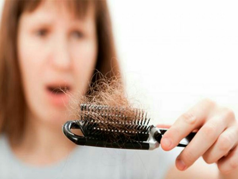 बालों के झड़ने और टूटने का कारण हो सकती हैं ये 5 गलत आदतें, आज ही बदलें इन्हें
