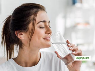 पानी पीने और मोटापा कम करने के बीच क्‍या है संबंध? जानिए वजन कम करने में कैसे मददगार है पानी