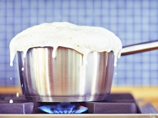 क्या ज्यादा देर तक दूध उबालने से कम हो जाते हैं पोषक तत्व? डायटीशियन से जानें इससे जुड़ी बातें