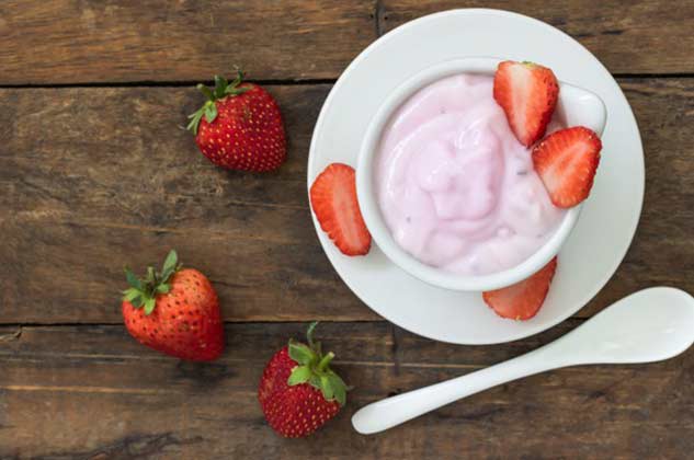 eating yogurt in breakfast