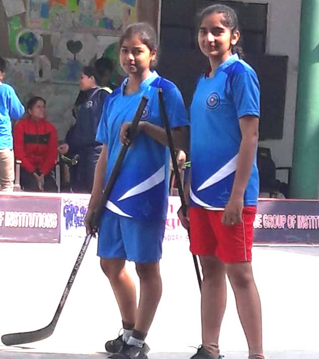sakshi plays hockey