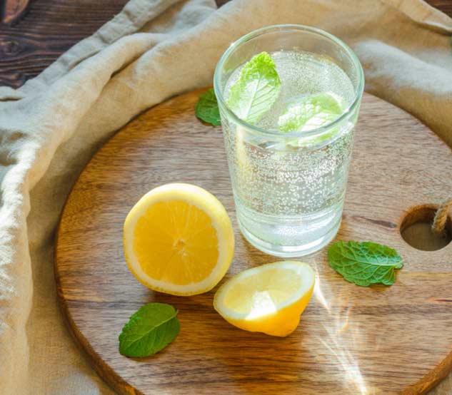 Sparkling/Soda Water गर्मियों में सोडा पानी पीने के जितने फायदे उतने