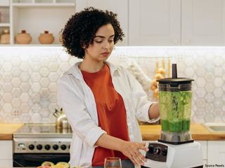 वर्क फ्रॉम होम में कैसी होनी चाहिए डाइट? जानें क्या चीजें खाना फायदेमंद है और क्या नुकसानदायक 